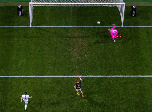 Varbergs målvakt Fredrik Andersson deppar