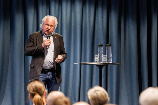 Ordförande Mats Grauers på scen