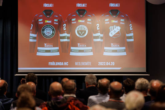 De föreslagna klubbmärkena visas på tröjor