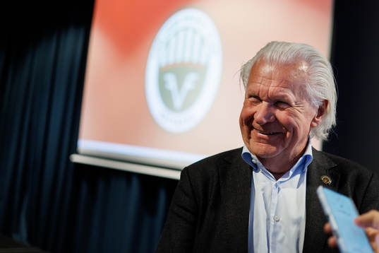 Ordförande Mats Grauers blir intervjuad
