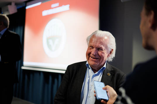 Ordförande Mats Grauers blir intervjuad