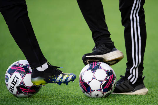 Två bollar innan fotbollsmatchen i Allsvenskan mellan GIF