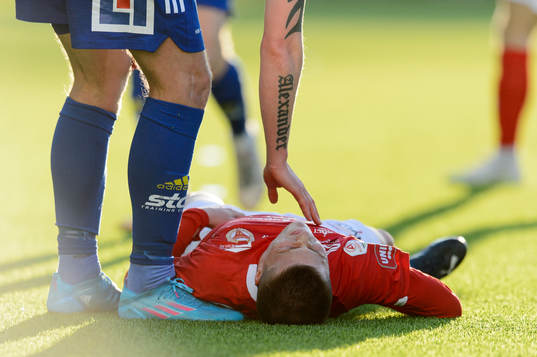 Kalmars Kevin Jensen ligger på gräset