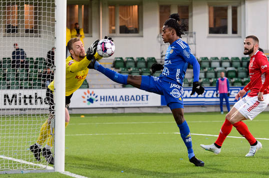Kalmars målvakt Ricardo Friedrich och Sundsvalls Ronlado