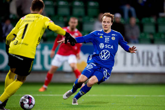 Kalmars målvakt Ricardo Friedrich och Sundsvalls Saku