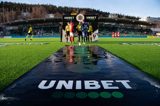 Domare Kaspar Sjöberg singlar slant meds lagkaptenerna