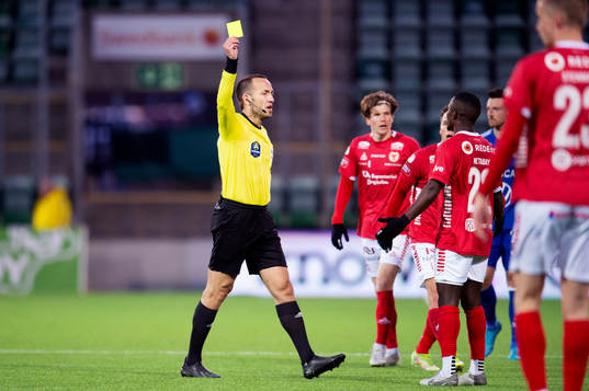 Domare Kaspar Sjöberg ger gult kort till Kalmars Nahom