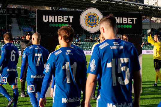 Sundsvalls spelare tågar in innan fotbollsmatchen i