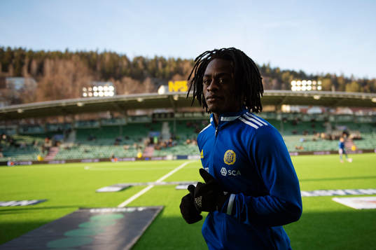 Sundsvalls Ronlado Damus innan fotbollsmatchen i