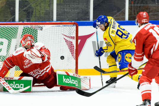 Mathias Bromé of Sweden scores 4-1