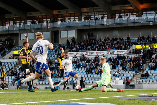 IFK Norrköpings Christoffer Nyman gör mål förbi