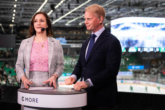 C Mores kommentatorer Lena Sundqvist och Niklas Wikegård