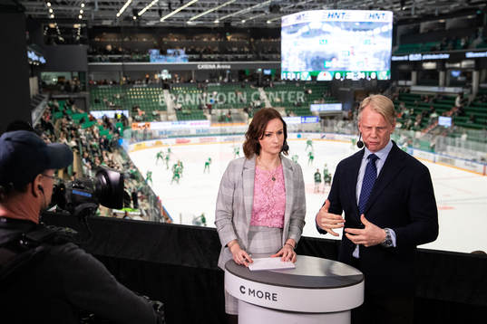 C Mores kommentatorer Lena Sundqvist och Niklas Wikegård