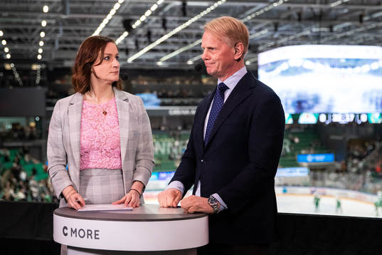 C Mores kommentatorer Lena Sundqvist och Niklas Wikegård