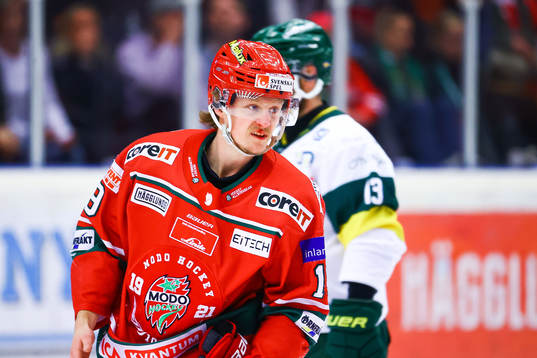 Modos Erik Karlsson blöder från munnen