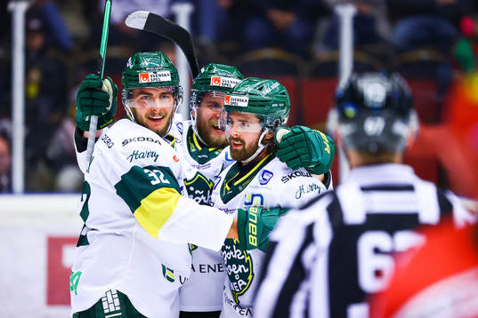 Björklövens Alex Hutchings (till höger) jublar med