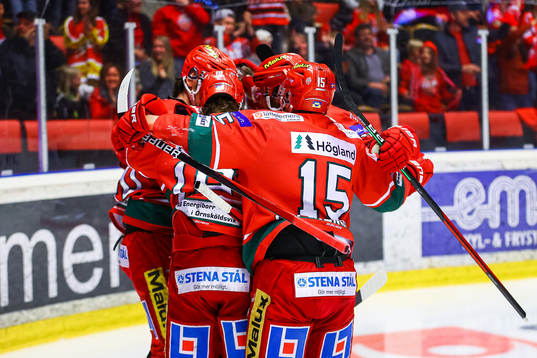 Modos David Bernhardt jublar med lagkamrater