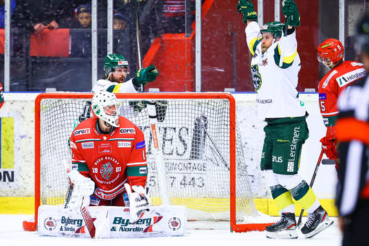 Björklövens Alex Hutchings jublar