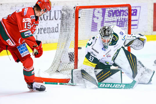 Modos Erik Karlsson gör 2-5 bakom Björklövens målvakt