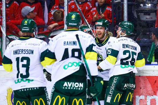 Björklövens Olle Liss jublar med lagkamrater