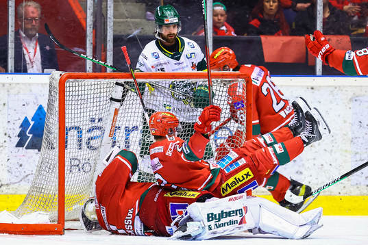 Björklövens Alex Hutchings tacklar Modos Filip Hasa över
