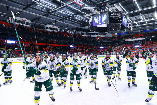Björklövens spelare jublar och tackar publiken