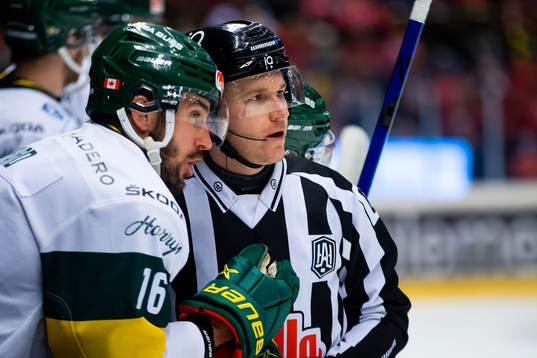 Domare Christian Billing pratar med Björklövens Félix