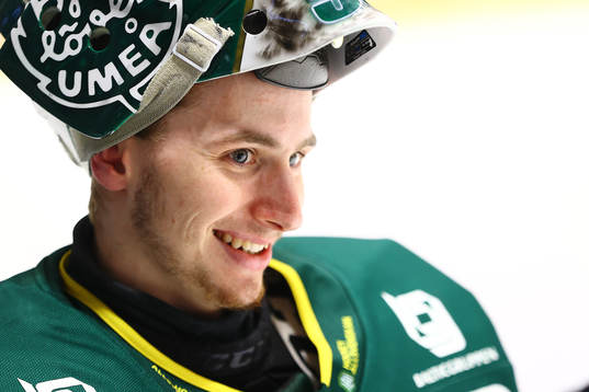 Björklövens målvakt Claes Endre värmer upp