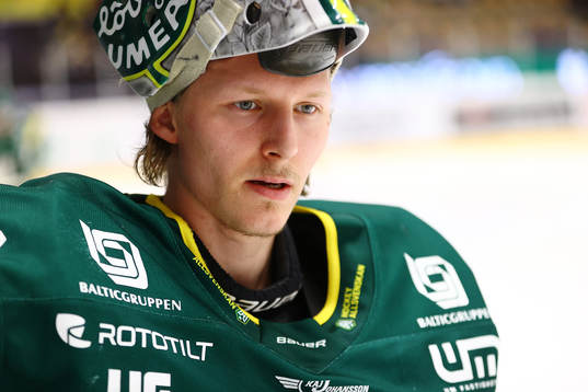 Björklövens målvakt Joona Voutilainen värmer upp