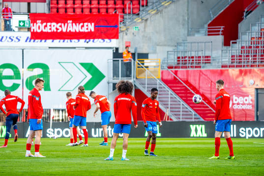 Helsingborgs spelare värmer upp innan fotbollsmatchen i