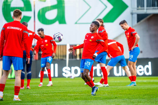 Helsingborgs Joseph Amoako värmer upp innan