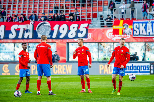 Helsingborgs spelare värmer upp innan fotbollsmatchen i
