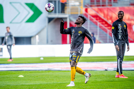 Elfsborgs Emmanuel Boateng värmer upp innan
