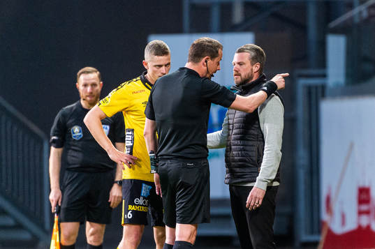 domare Andreas Ekberg pratar med Elfsborgs manager Jimmy