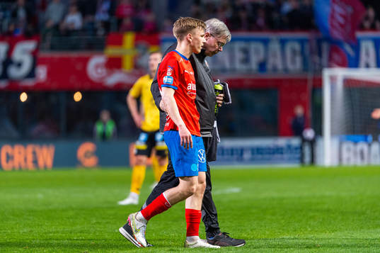 Helsingborgs Lucas Lingman lämnar planen