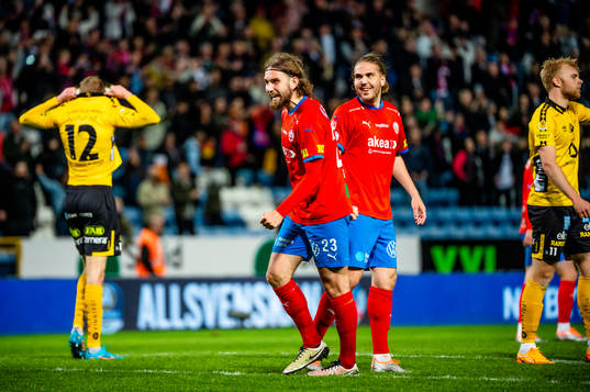 Helsingborgs Ali Suljic och Charlie Weberg jublar