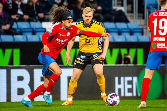 Helsingborgs Adam Kaied mot Elfsborgs Sveinn Gudjohnsen