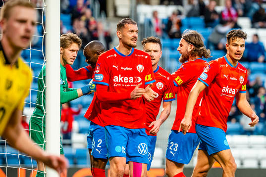 Helsingborgs spelare jublar med målvakt Kalle Joelsson