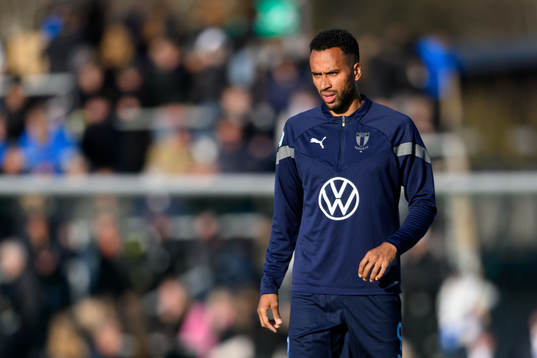 Malmö FFs Isaac Kiese Thelin värmer upp innan