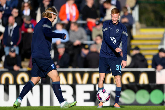 Malmö FFs Hugo Larsson värmer upp innan fotbollsmatchen i