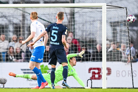 Malmö FFs målvakt Johan Dahlin ser bollen gå utanför
