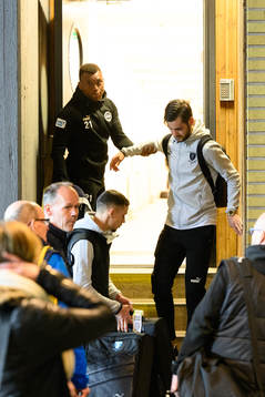 Malmö FFs Adi Nalic får hjälp att ta sig ner för en