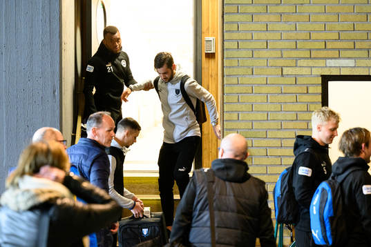 Malmö FFs Adi Nalic får hjälp att ta sig ner för en