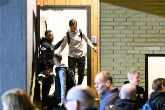 Malmö FFs Adi Nalic får hjälp att ta sig ner för en