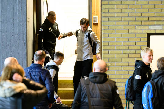 Malmö FFs Adi Nalic får hjälp att ta sig ner för en