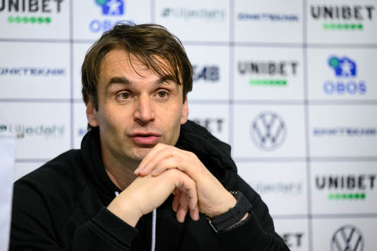 Malmö FFs tränare Milos Milojevic på en presskonferens