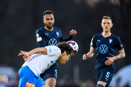 Värnamos Robin Tihi och Malmö FFs Isaac Kiese Thelin