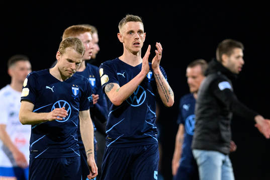 Malmö FFs Oscar Lewicki och Sören Rieks tackar publiken