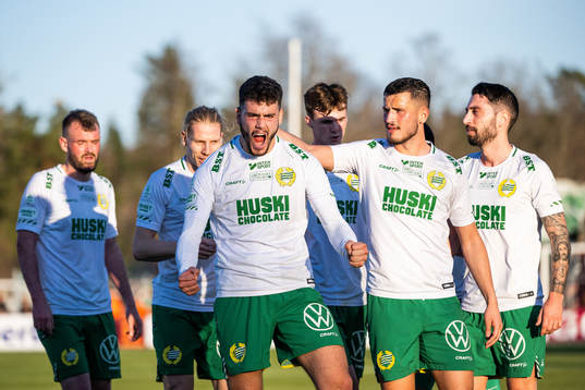 Hammarbys Edvin Kurtulus jublar med lagkamrater