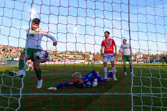 Hammarbys Edvin Kurtulus jublar och skjuter 0-1 bakom